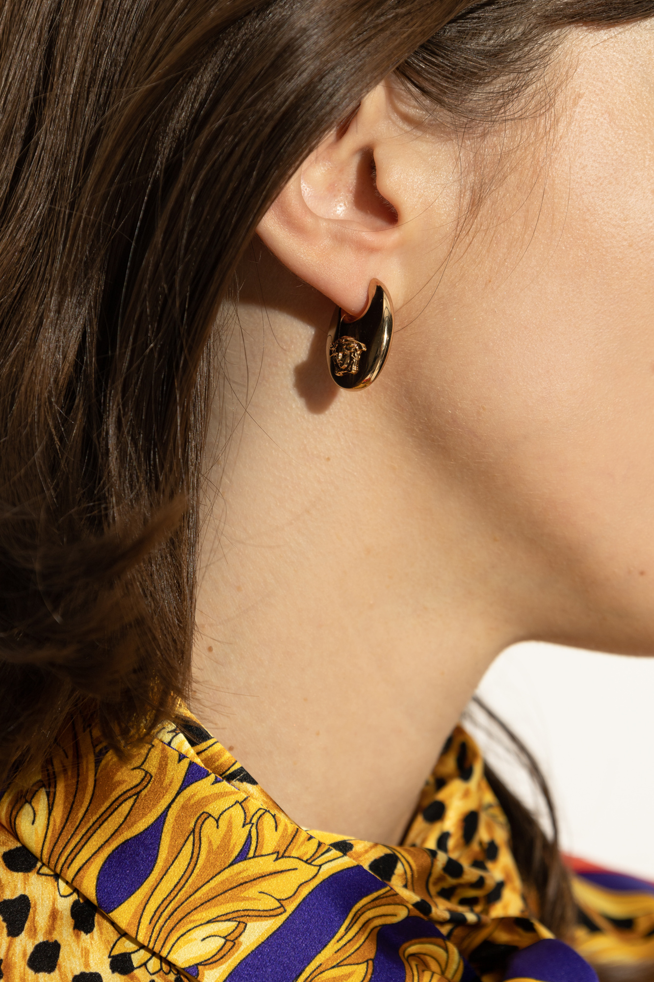 VERSACE ロゴエングレーブドロップイヤリング Women's Designer Earrings: Studs, Hoops & More | VERSACE US